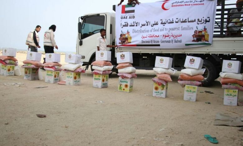 " الهلال الأحمر الإماراتي " يوزع مساعدات إغاثية عاجلة على أهالي رضوم اليمنية.*