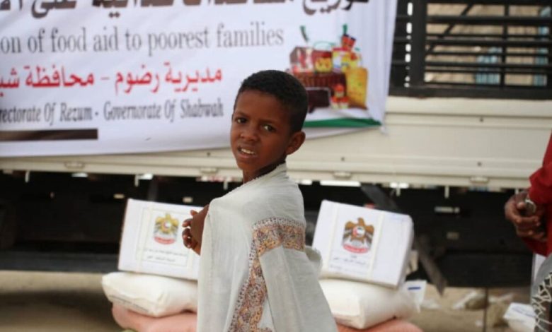 الهلال الأحمر يوزّع وجبات إفطار في مناطق عديدة باليمن