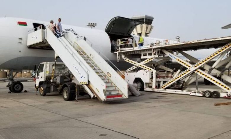 صور ..وصول الدفعة الأخيرة من معدات كهرباء" الحسوة" إلى مطار عدن