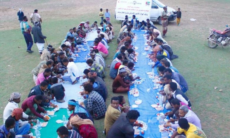 الهلال الأحمر الإماراتي ينظم إفطارا جماعيا بمنطقة مريس في الضالع