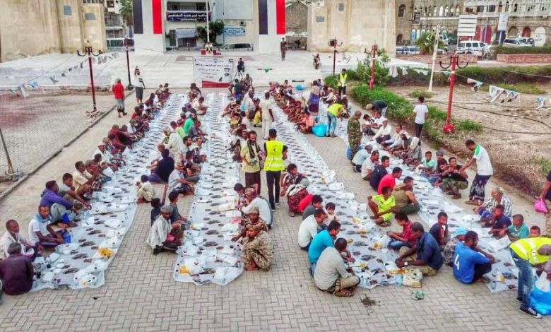 " الهلال الأحمر " ينظم إفطارا جماعيا في مدينة التواهي بعدن