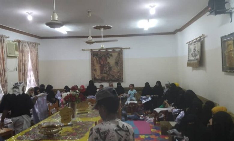 حلف ابناء يافع يوزع مساعدات مالية وكسوة العيد للايتام و دار المسنين في عدن