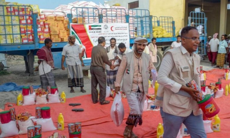 الهلال الإماراتي يوزع مساعدات غذائية رمضانية على أهالي مديرية الشحر