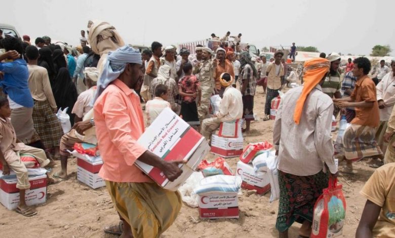 الهلال الإماراتي يبدأ توزيع المساعدات الإنسانية والغذائية العاجلة على أهالي المناطق المحررة في الحديدة