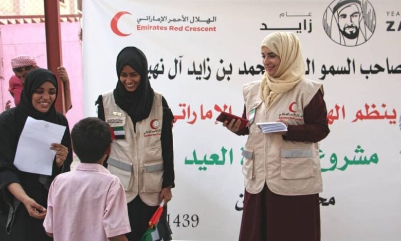 الهلال الأحمر الإماراتي يسعد أطفال مركز التوحد في عدن بهدية وكسوة العيد