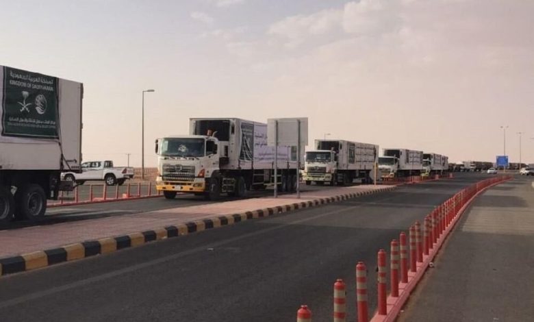 18 شاحنة إغاثية من مركز الملك سلمان تعبر منفذ الوديعة تستهدف الحديدة