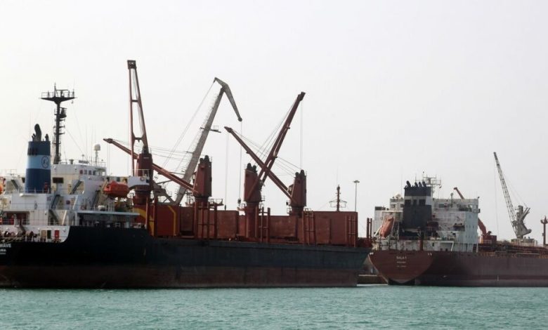 استمرار نهب الحوثيين لبضائع التجار في ميناء الحديدة