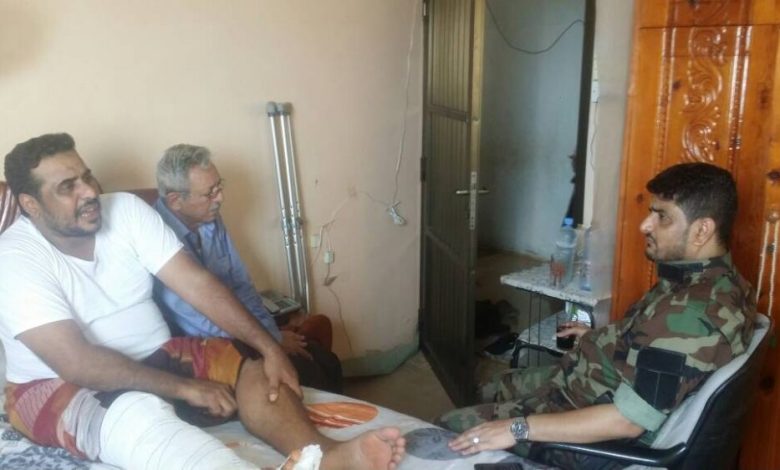 نائب مدير امن عدن يزور الصحفي ايمن عصام ويتكفل بعلاجه ويوجه بضبط الجاني