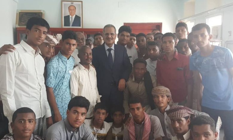 وزير التربية والتعليم د.عبد الله لملس يلتقي بوفد طلابي من سيئون
