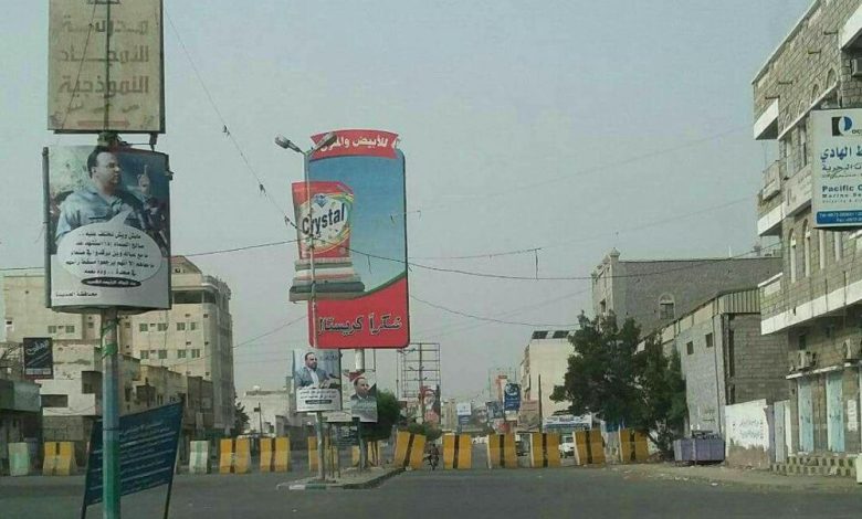 فيما المعارك تقترب من وسط المدينة.. الحوثيون يواصلون إغلاق شوارع الحديدة