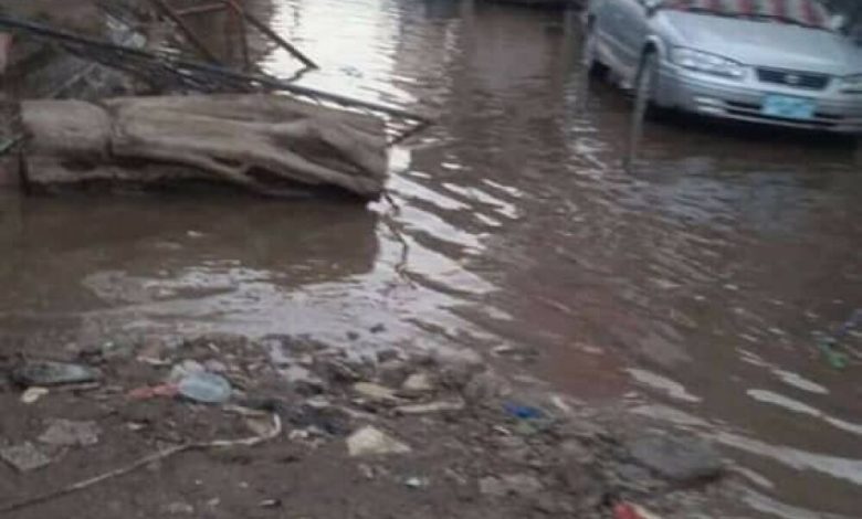 شوارع مديرية الشيخ عثمان تغرق  بمياه الصرف الصحي والمواطنين يناشدون (صور)