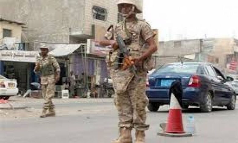 استشهاد جندي في كمين مسلح استهدف طقم عسكري بعدن والقبض على 4 من المتهمين