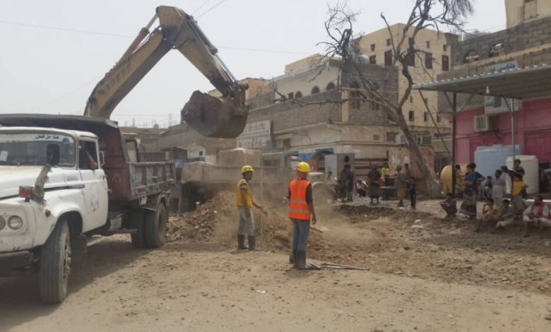 بدء أعمال رصف وتأهيل الشارع الرئيسي بمدينة بيحان العلياء الممول من الصندوق الاجتماعي للتنمية فرع المكلا