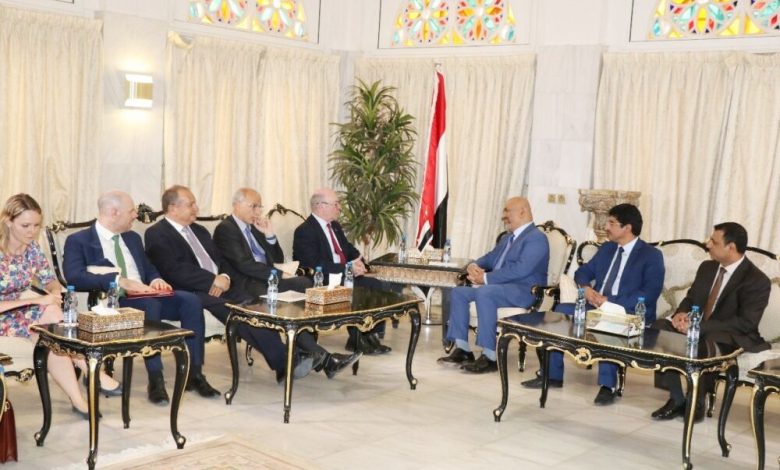 اليماني يناقش مع وزير الدولة البريطاني جهود المبعوث الأممي ومستجدات الأوضاع في اليمن