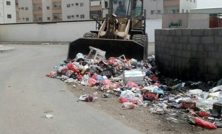 السلطة المحلية بالشيخ عثمان تشيد بجهود عمال حملة النظافة وتحثهم على الاستمرارية