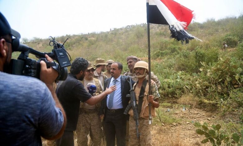 الوزير الارياني وفريق اعلامي يزورون المواقع المتقدمة للجيش الوطني في مشارف مران بصعدة