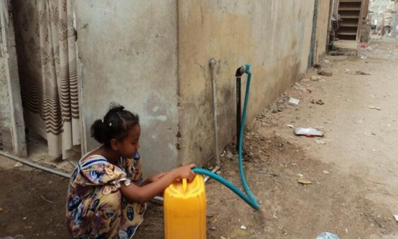 استطلاع : انقطاع المياه أزمة تخنق سكان عدن