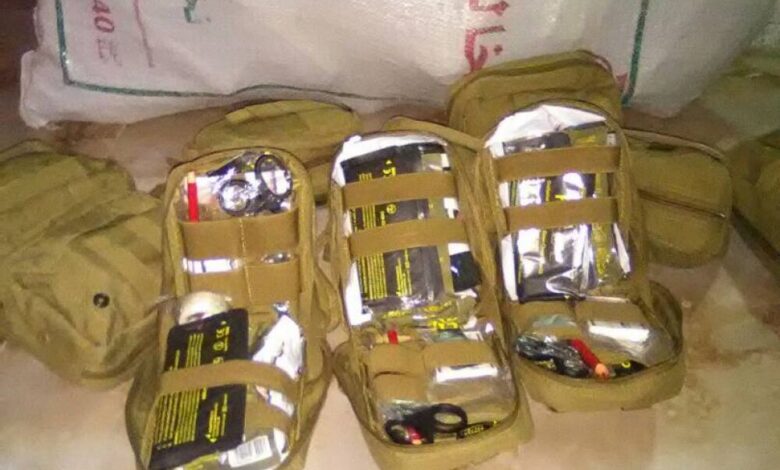 قوات الحزام الأمني بزنجبار تضبط حقائب فيها اسعافات اولية غير مرخصة