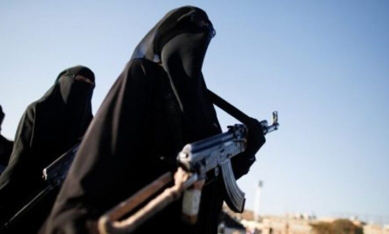 الحوثيون يجندون فتيات للإيقاع بالناشطين المعارضين لهم