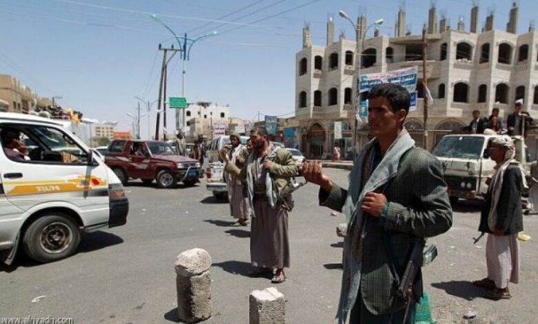 مليشيات الحوثي تغلق المسابح وتفرض جبايات على التجار
