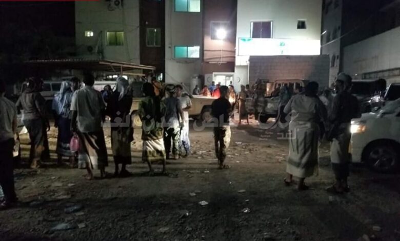 قيادات امنية ومقاومة تصل مستشفى صابر للاطمئنان على صحة نائب مدير امن عدن