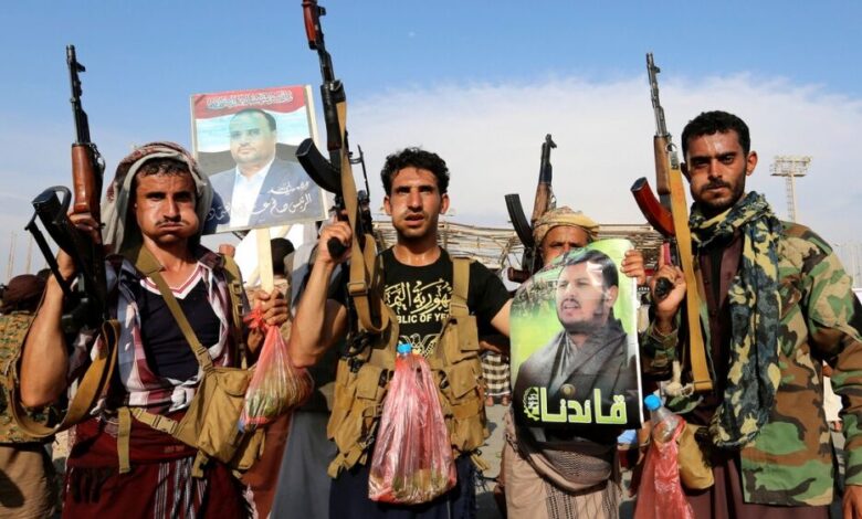 الحوثيون يجندون نازحين... ويغرونهم بمساعدات إنسانية