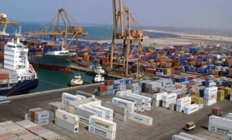 الحوثيون يستكملون تفخيخ ميناء الحديدة