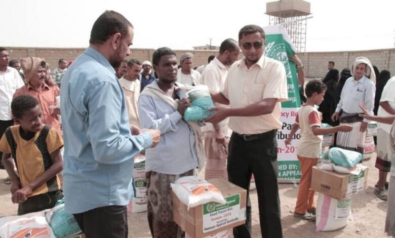 منسق الإغاثة بمحافظة الحديدة يدشن توزيع السلة الغذائية للنازحين بعدن