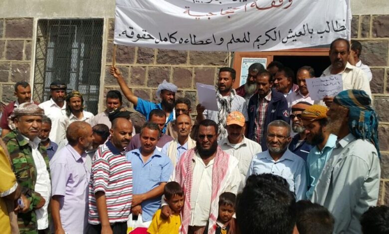 معلمو الحصين ينفذون مسيرة ووقفة احتجاجية أمام المجمع الحكومي بالمديرية