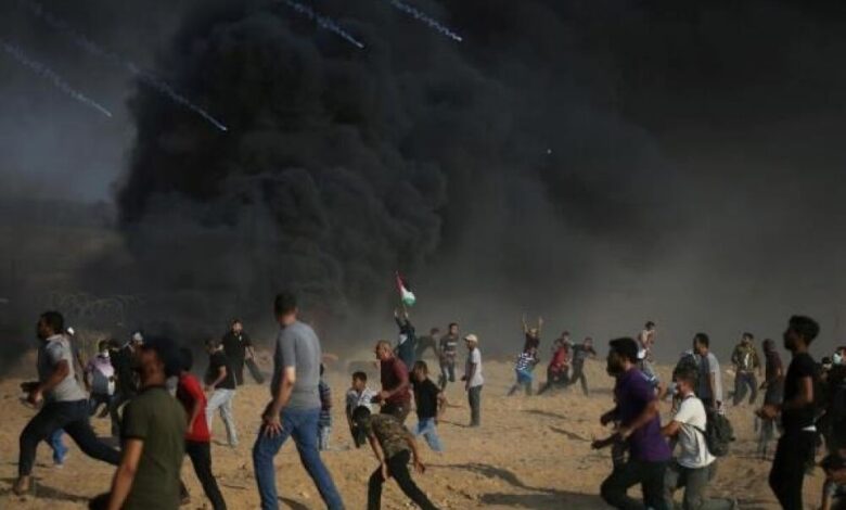 القوات الإسرائيلية تقتل فلسطينيا على حدود غزة واستمرار جهود التهدئة