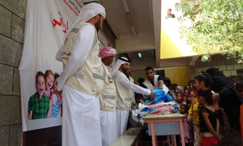 الهلال الأحمر الاماراتي يقيم فعالية ابتسامة طفل بساحل الغربي المخا