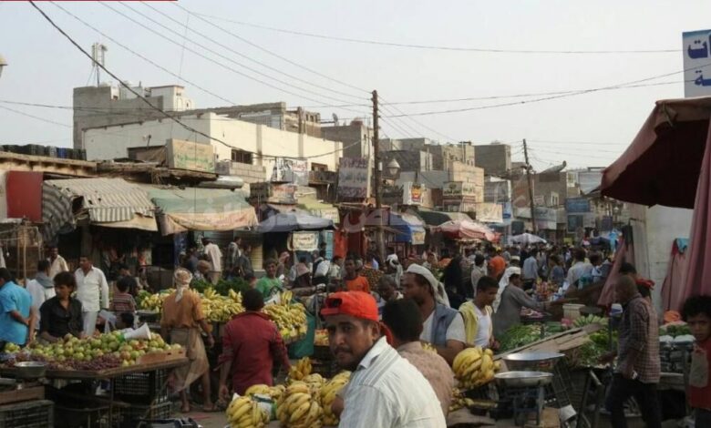 بائعو الخضار والفواكه يهجرون سوق بلدية الشيخ عثمان و يفترشون الشوارع(تقرير)