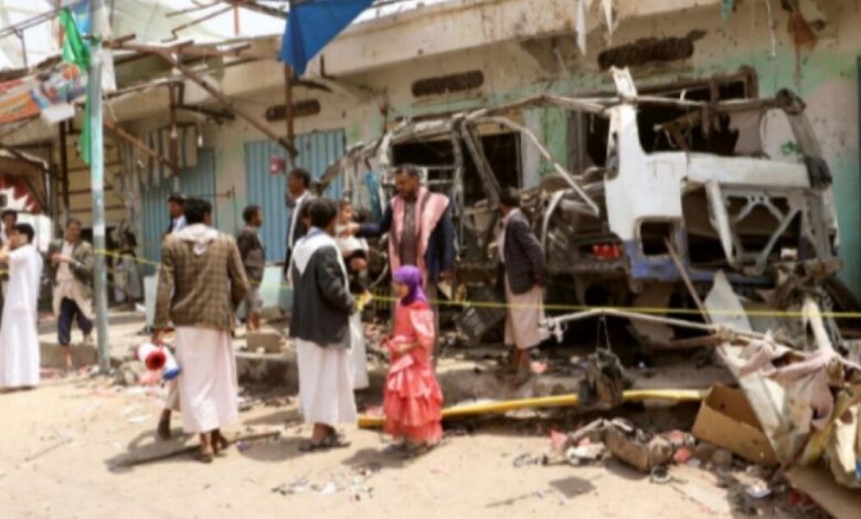 رويترز: آلاف اليمنيين يشيعون أطفال قتلوا في ضربة جوية شنها التحالف