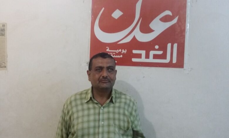 مواطن من عدن يشكو انقطاع التيار الكهربائي عن منزله منذ يومين ورفض موظفي الكهرباء القيام بعملهم