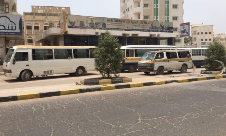 رجل الأعمال شامي يناشد المحافظ ومديري الأمن والمرور إبعاد حافلات بويش من أمام محلاته بديس المكلا
