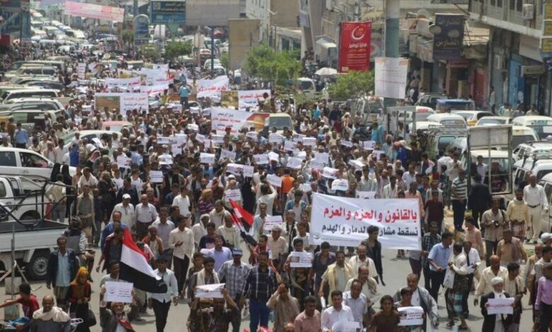 مسيرة حاشدة في تعز تستنكر محاولة اغتيال محافظ المحافظة وتطالب باستكمال التحرير