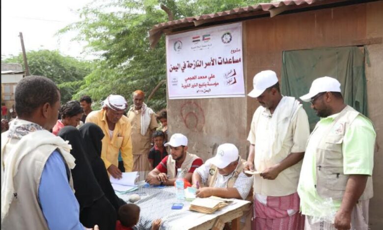 توزيع مساعدات نقدية لنازحي محافظة الحديدة في أبين