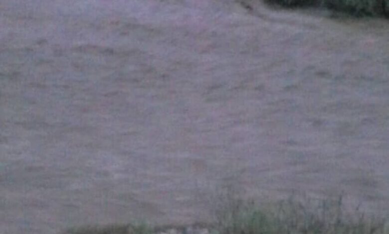 سيول الامطار تجرف شاب مع سيارته في وادي معادن بطور الباحة