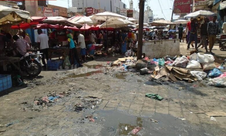 تقرير:رغم جهود عمال النظافة .. الأوساخ والقاذورات تحاصر  سوق الاسماك بالشيخ عثمان
