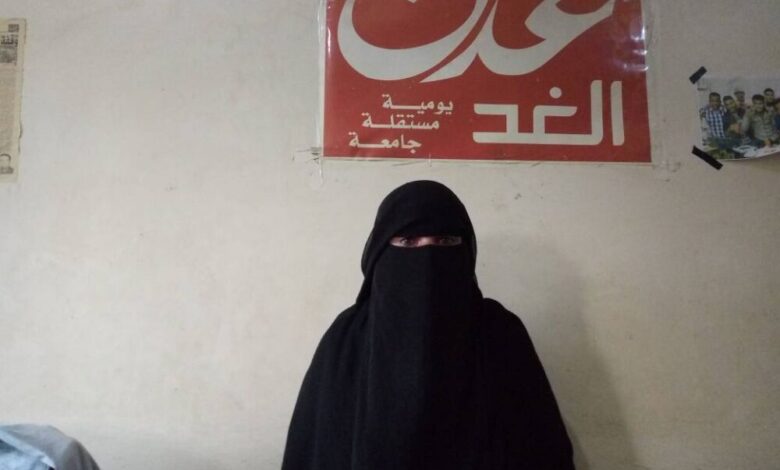 مواطنة من عدن تشكو قيام قوة أمنية بطردها وعائلتها من منزلهم بحي البساتين