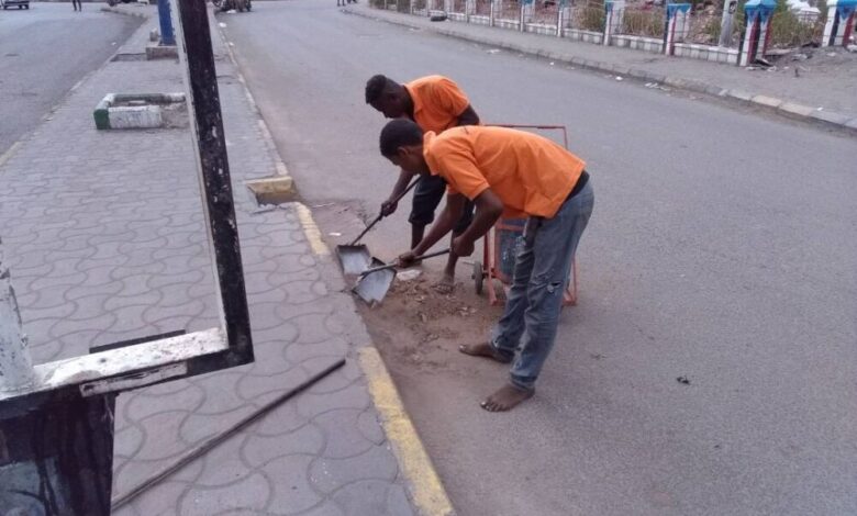 حملة النظافة مستمرة في كنس وبرش شوارع مديرية الشيخ عثمان