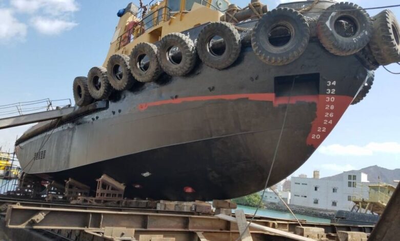 موانئ عدن يعيد تجهيز القاطرة " ذو حراب " البحرية لإرشاد السفن للعمل .