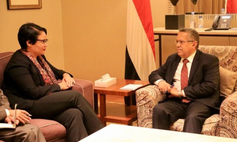 رئيس الوزراء يستقبل نائبة السفير الأمريكي لدى اليمن