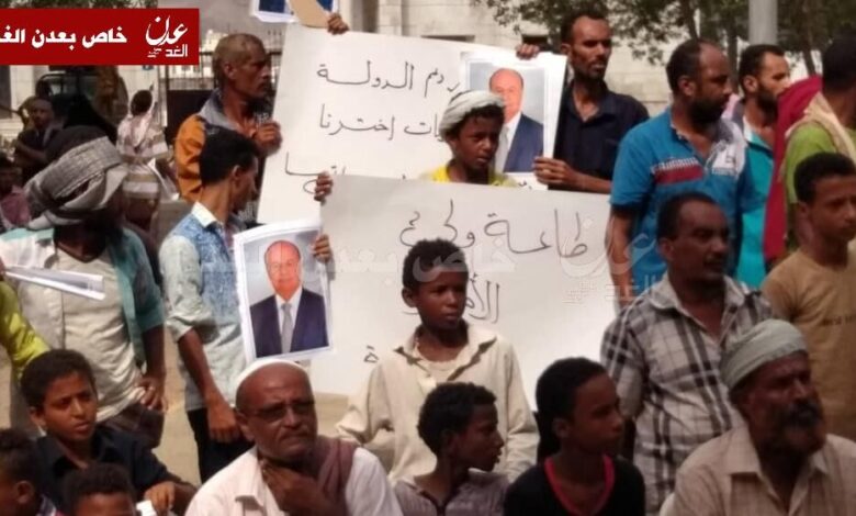 تظاهرة احتجاجية داعمة للرئيس هادي ورافضة لسياسات التحالف العربي بالبريقة