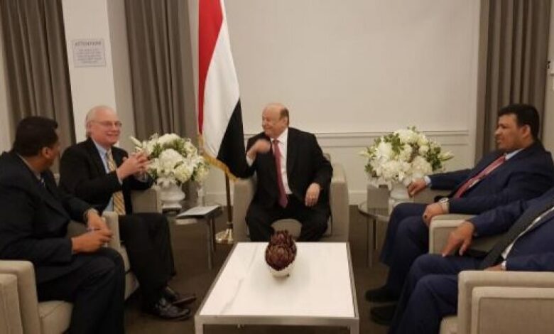الرئيس هادي يظهر مجددا ويلتقي مسؤولا أمريكيا