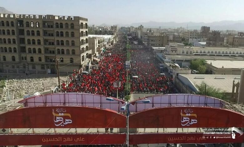 الالاف من الحوثيين يتظاهرون في صنعاء