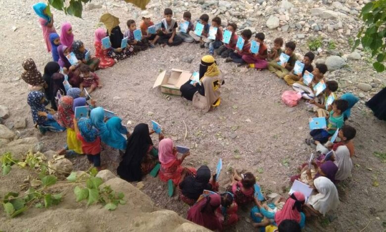 جنة الإنقاذ الدولية توزع دفاتر مدرسية في قرية الركب بحبيل جبر
