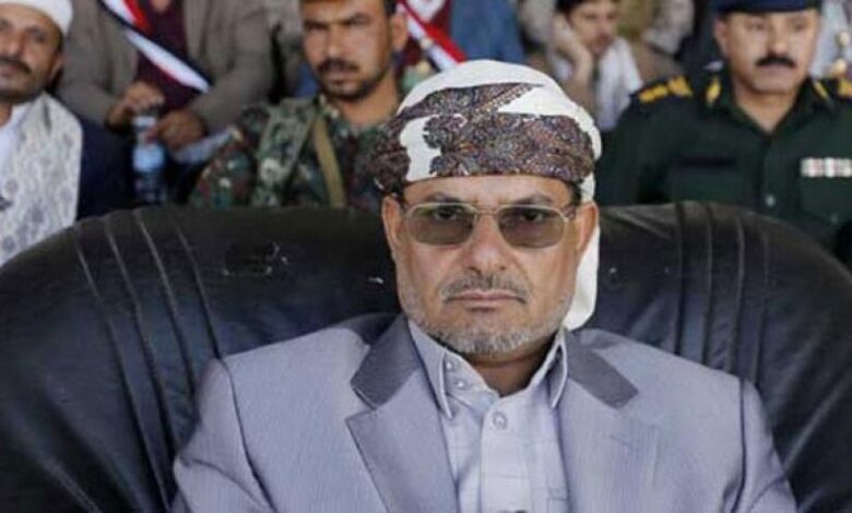 شقيق عبدالملك الحوثي يرفض التوشح بالعلم اليمني "صورة"