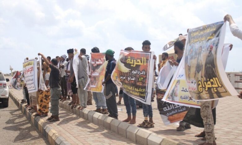 وقفة احتجاجية أمام منزل وزير الداخلية للإفراج عن العقيد الطيري والمعتقلين في سجن بئر أحمد بعدن