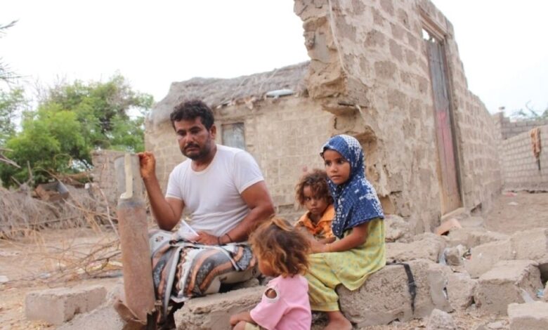 عائلة يمنية فقدت ابنها وبيتها بمقذوفات الحوثيين